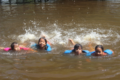 Donación de flotadores permitirá salvaguardar la vida de los niños más pequeños del Itaya mientras aprenden a nadar