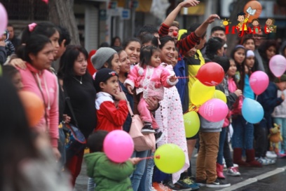 Un gran abrazo entre niños y adultos llenó de ternura  el parque Kennedy de Miraflores