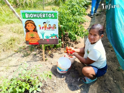 Mujeres Yagua-Bora cosechan alimentos saludables de sus biohuertos y fortalecen la seguridad alimentaria