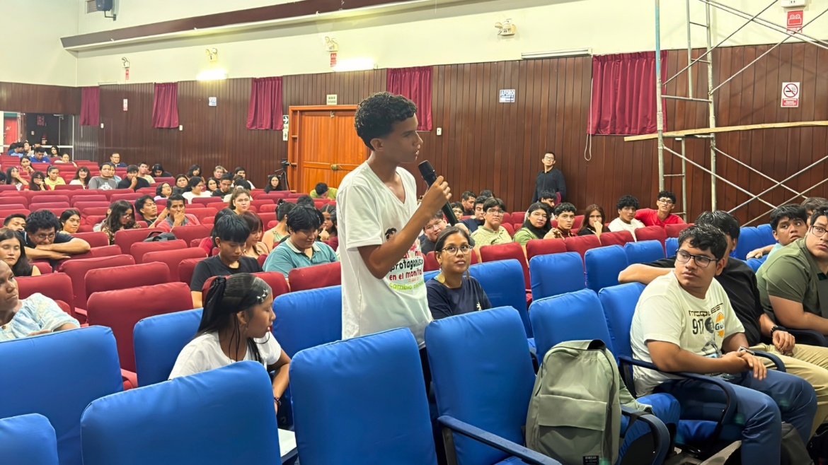 Niñas, niños, adolescentes y jóvenes dialogan sobre ambiente y desarrollo en la Amazonía con la senadora Patricia Iturregui en Iquitos